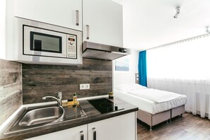 Apartment, 1 Queen Bed | Private kitchen | Full-size fridge, microwave, stovetop, espresso maker - Haus am Dom (Cologne)