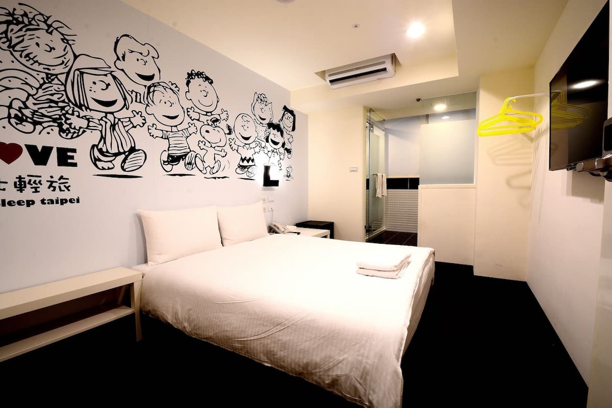 7 bedrooms, premium bedding, free WiFi