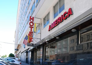 A hotel with a sign reading "HOTEL AMERICA" and "Café Bar" below it. - Hotel América (Ferrol)