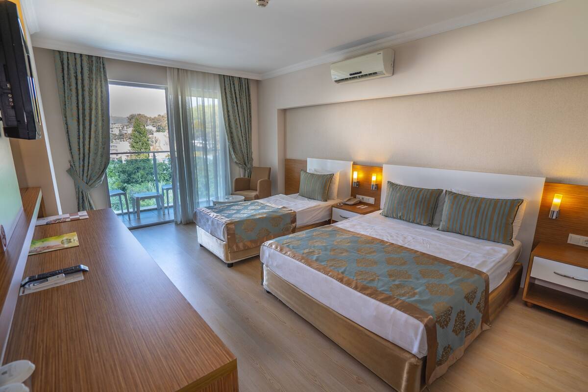 Standard Room, Sea View | Minibar, desk, cribs (free), WiFi (surcharge)