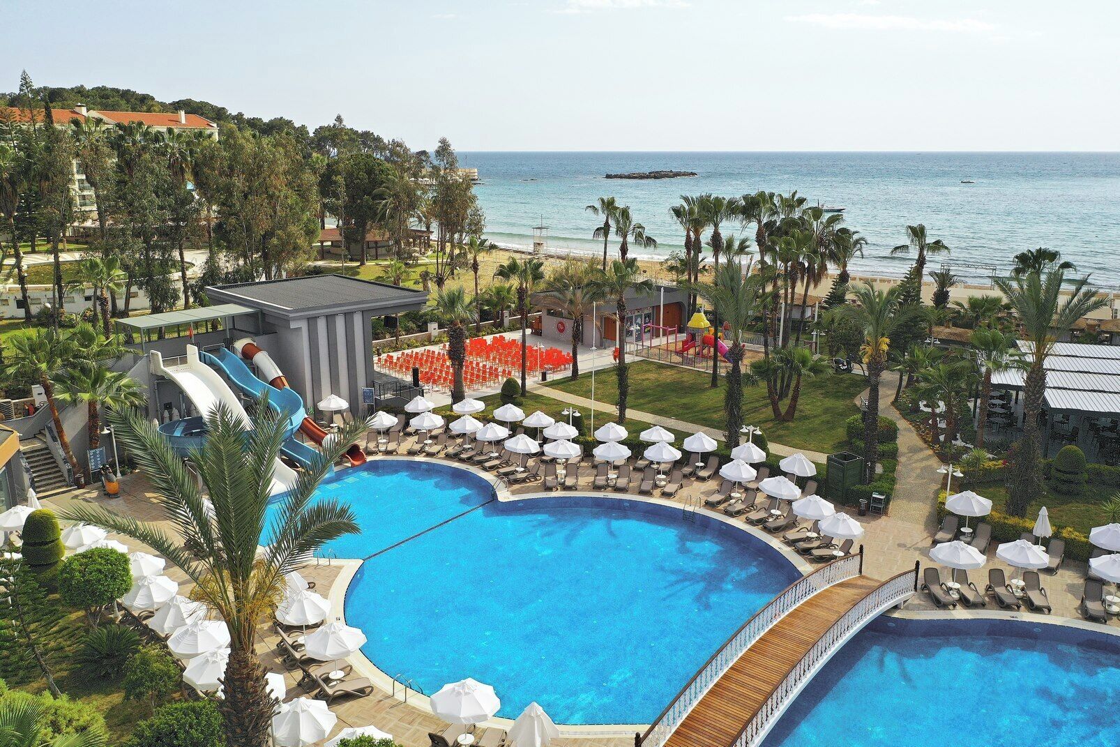 Indendørs pool, udendørs pool, parasoller, liggestole