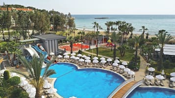 Sisäuima-allas, ulkouima-allas, aurinkovarjoja, aurinkotuoleja