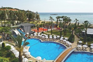 Inomhuspool, utomhuspool, parasoller och solstolar