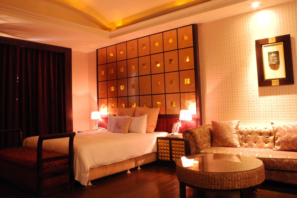 Premium bedding, desk, rollaway beds, free WiFi