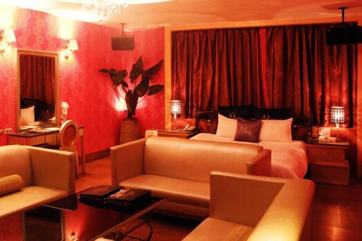 Premium bedding, desk, rollaway beds, free WiFi