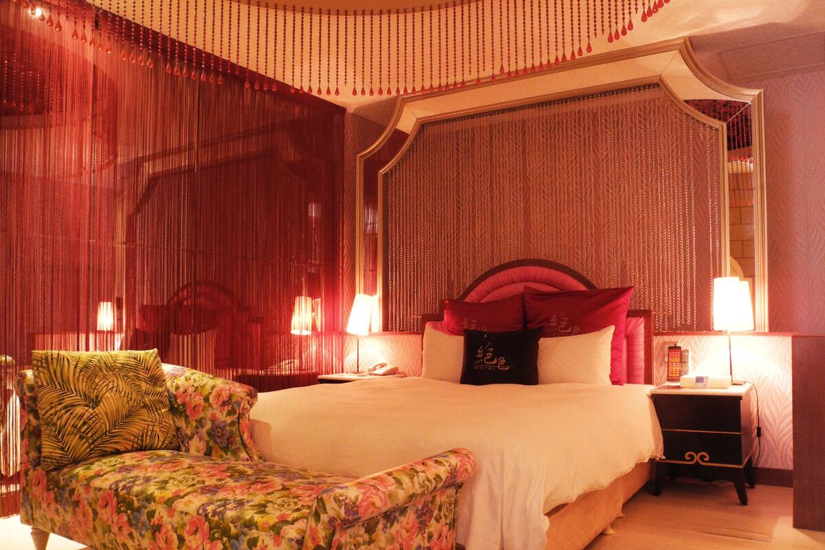 Premium bedding, desk, rollaway beds, free WiFi