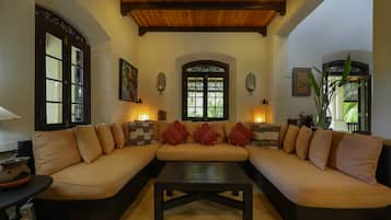 Familie bungalow, 3 slaapkamers, uitzicht op tuin, aan de binnenplaats | Woonruimte | Ledtelevisie en een dvd-speler