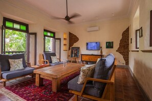 Leilighet – deluxe (Gate) | Oppholdsområde | LED-TV og DVD-spiller