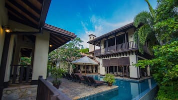 Piscina externa, espreguiçadeiras