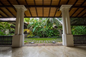 Family Bungalow, 3 Bedrooms, Garden View, Courtyard Area | Garden view - Sergeant House (Unawatuna)