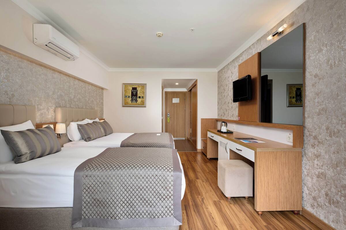 Een kluis op de kamer, een bureau, gratis babybedden, wifi (toeslag)