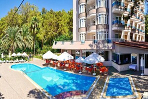 Outdoor pool, pool umbrellas, sun loungers