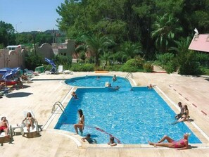 Außenpool, Sonnenschirme, Liegestühle