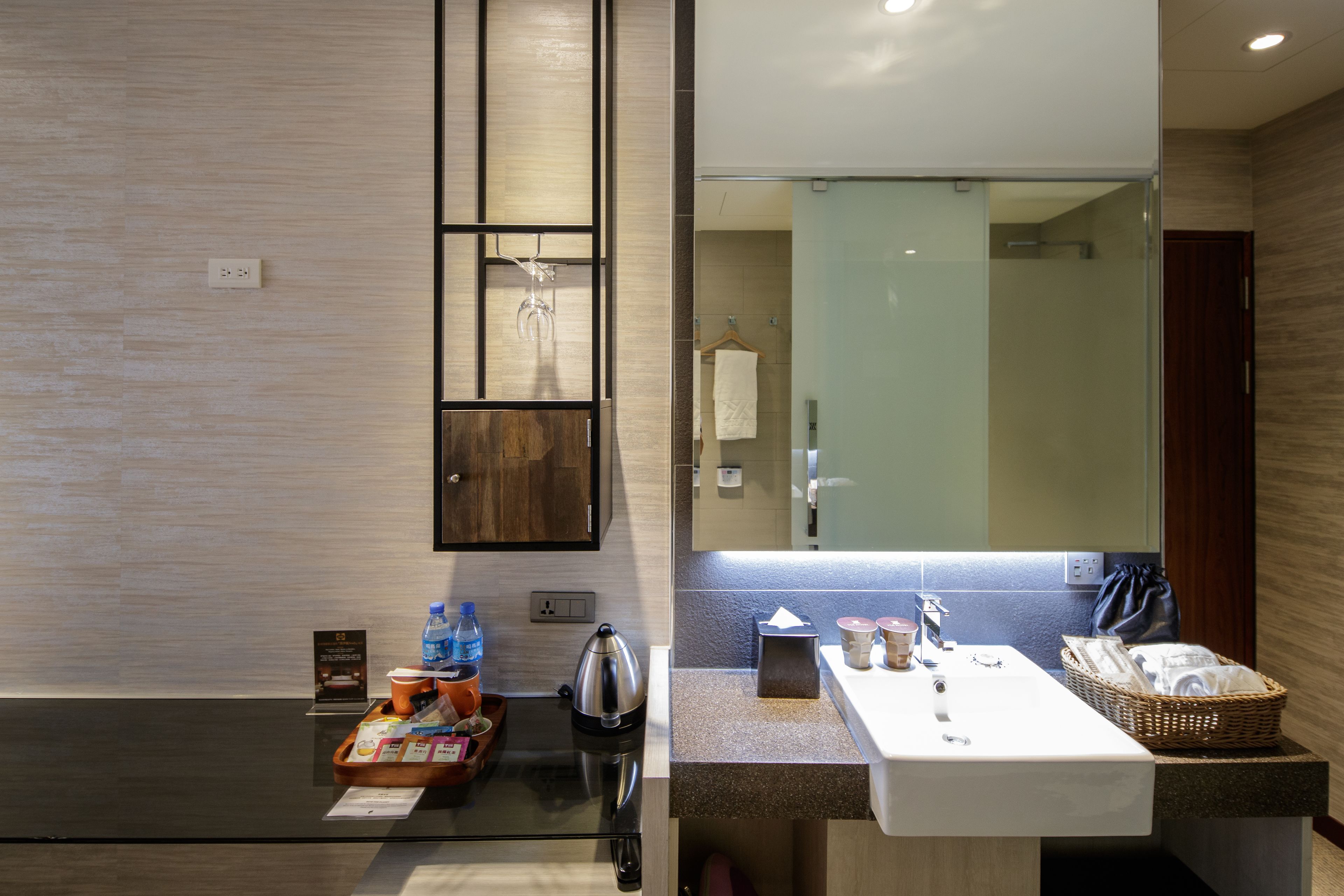 deluxe double room, 1 double bed | bathroom sink