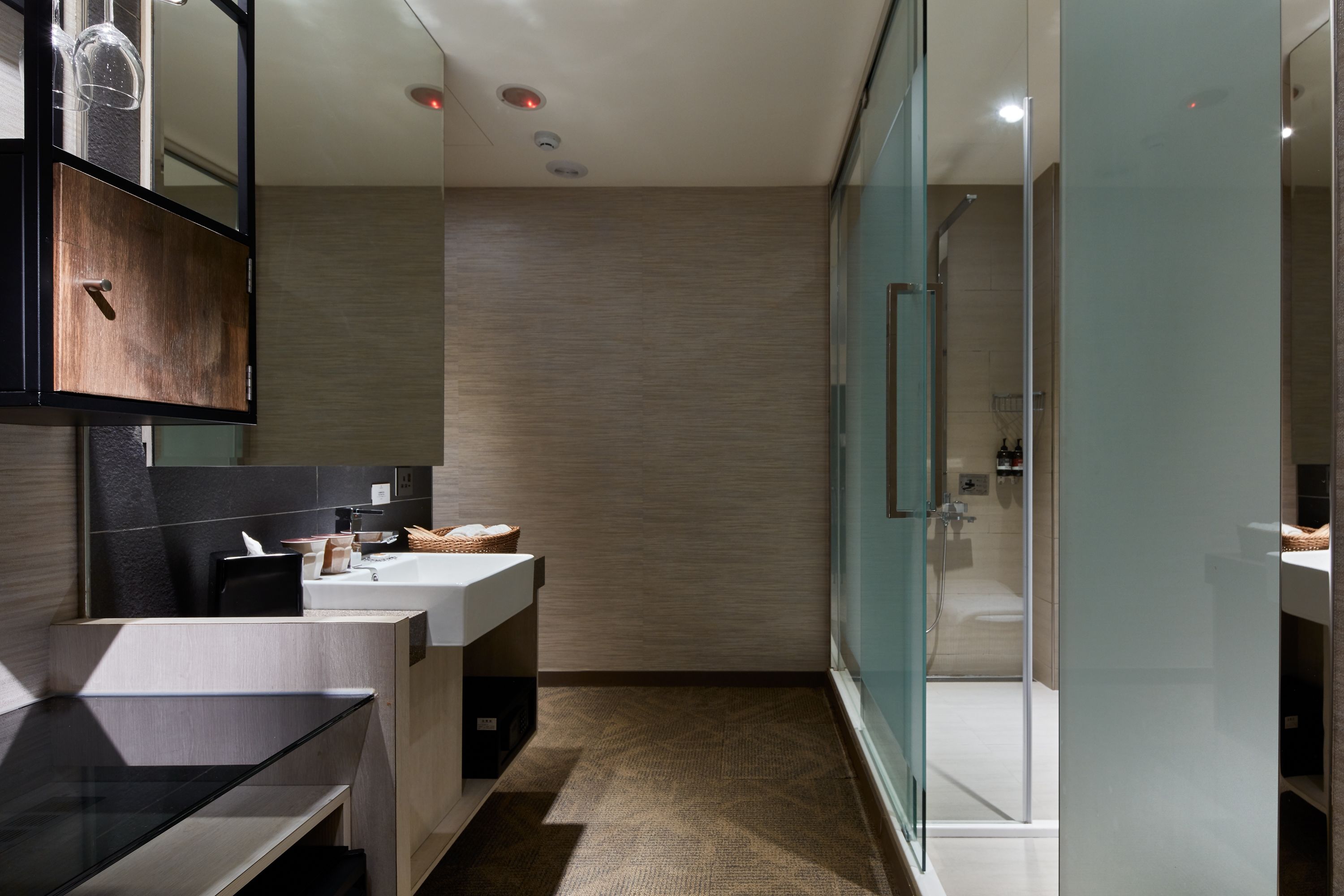 deluxe double room, 1 double bed | bathroom sink