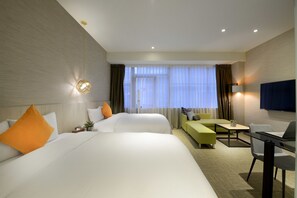 Deluxe Quadruple Room | In-room safe, iron/ironing board, free WiFi, bed sheets - Via Hotel Taipei Station (Taipei)
