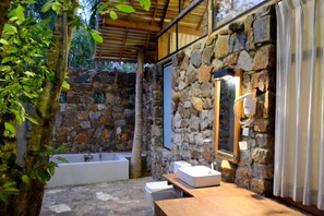 Luxury Double Room, 1 King Bed, Pool View, Poolside | Bathroom | Shower, free toiletries, bidet, towels - Kottawatta Village (Udawalawa)