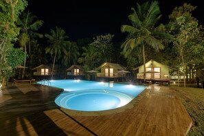 Tenda Mewah, 1 Tempat Tidur King, pemandangan kolam renang | 1 kamar tidur, seprai premium, meja kerja, dan setrika/meja setrika