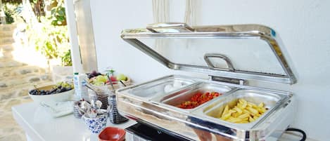 Una mesa de buffet con diferentes alimentos y salsas.