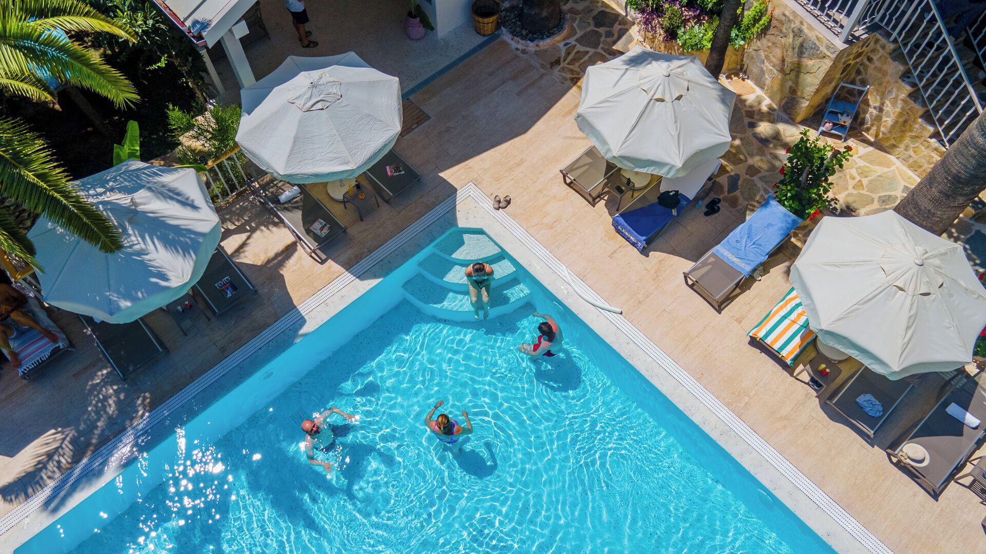 Piscine extérieure, accès possible de 9 h à 19 h, parasols