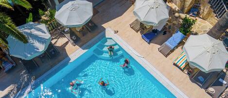 Piscine extérieure, accÚs possible de 9 h à 19 h, parasols