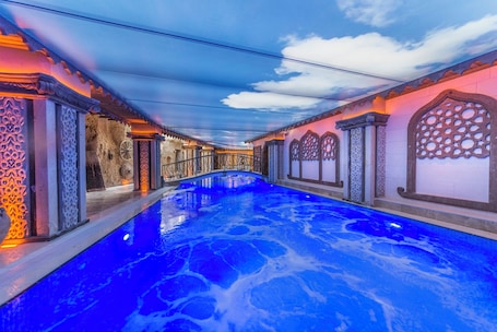 Indoor pool, seasonal outdoor pool, pool umbrellas, pool loungers. Kapadokya Hill Hotel & Spa