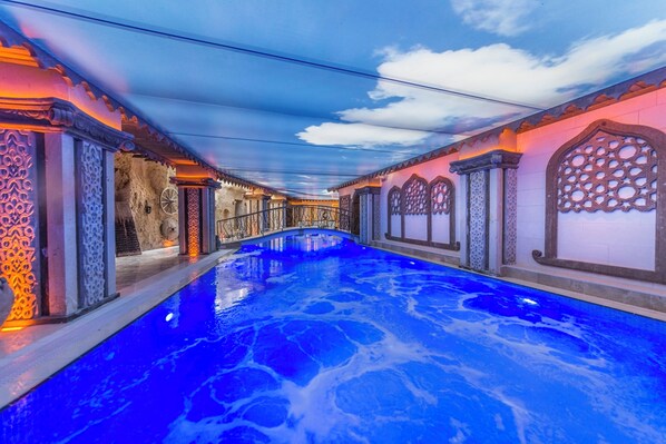 Piscine couverte, piscine extérieure (ouverte en saison)