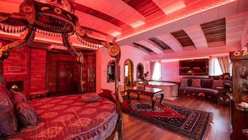 Queen Suite | 1 bedroom, hypo-allergenic bedding, minibar, in-room safe