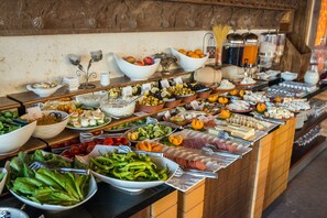 Petit déjeuner buffet servi tous les jours en supplément