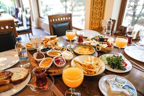 Se ofrece un desayuno bufé todos los días (por un coste adicional)