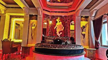 Eros | Allergitestade sängkläder, minibar och värdeförvaringsskåp på rummet