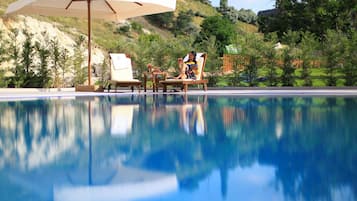 Innenpool, Außenpool, Sonnenschirme, Liegestühle