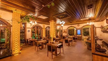 2 restaurantes; se sirven almuerzos, cenas y cocina regional