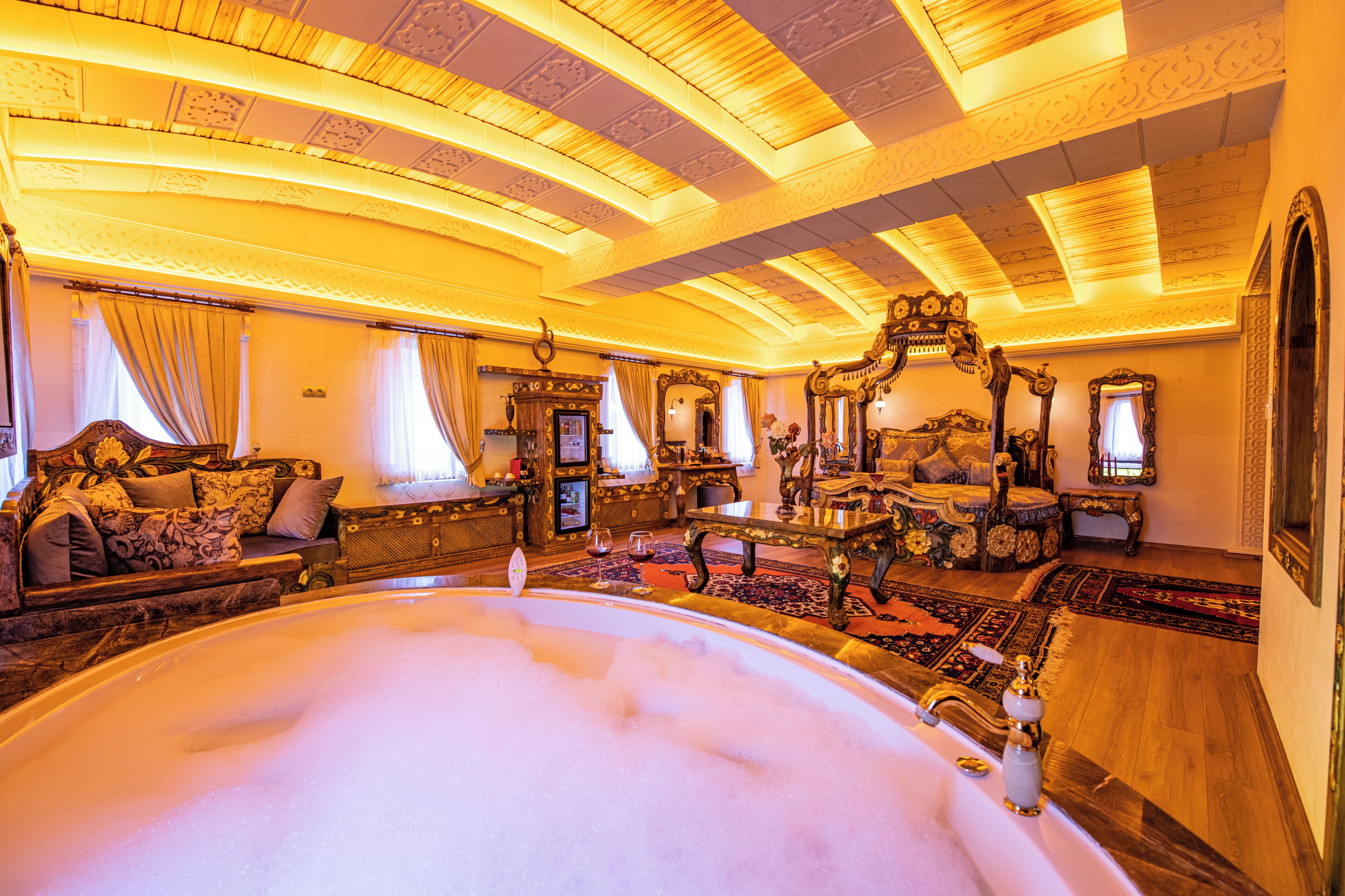 Queen Suite | Hypo-allergenic bedding, minibar, in-room safe, individually decorated