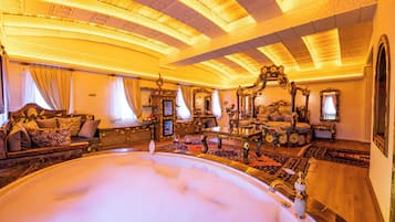 Queen Suite | 1 bedroom, hypo-allergenic bedding, minibar, in-room safe