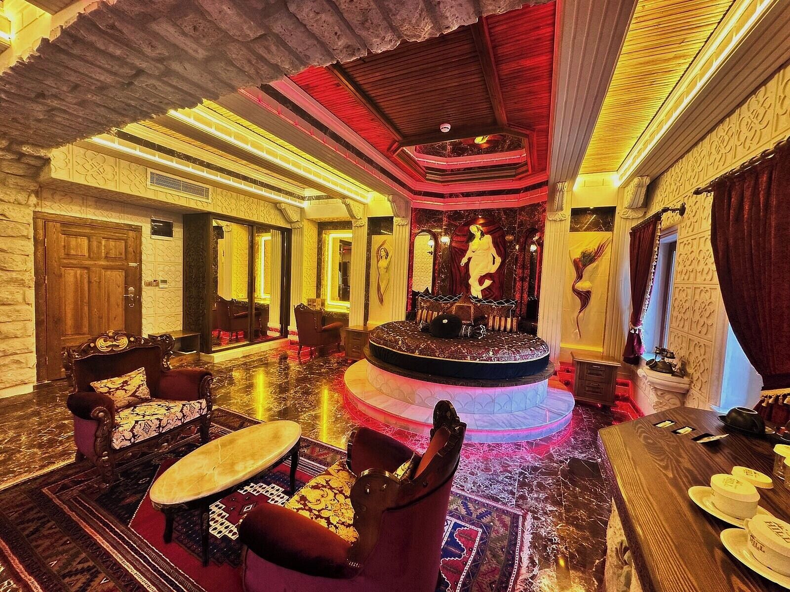 Eros | Hypo-allergenic bedding, minibar, in-room safe, individually decorated