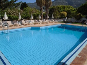 Außenpool, Sonnenschirme, Liegestühle