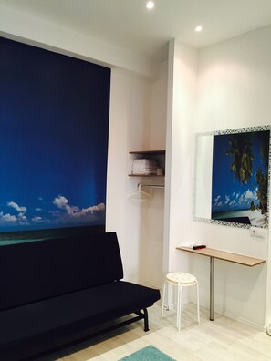 Apartment, Balcony | Ruang tamu | TV