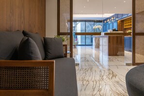 Coin salon dans le hall