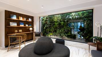 Área de estar no saguão