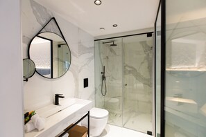 Junior-Suite | Badezimmer | Bademäntel, Hausschuhe, Handtücher