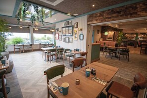 Petit déjeuner, déjeuner, dîner et brunch servis sur place