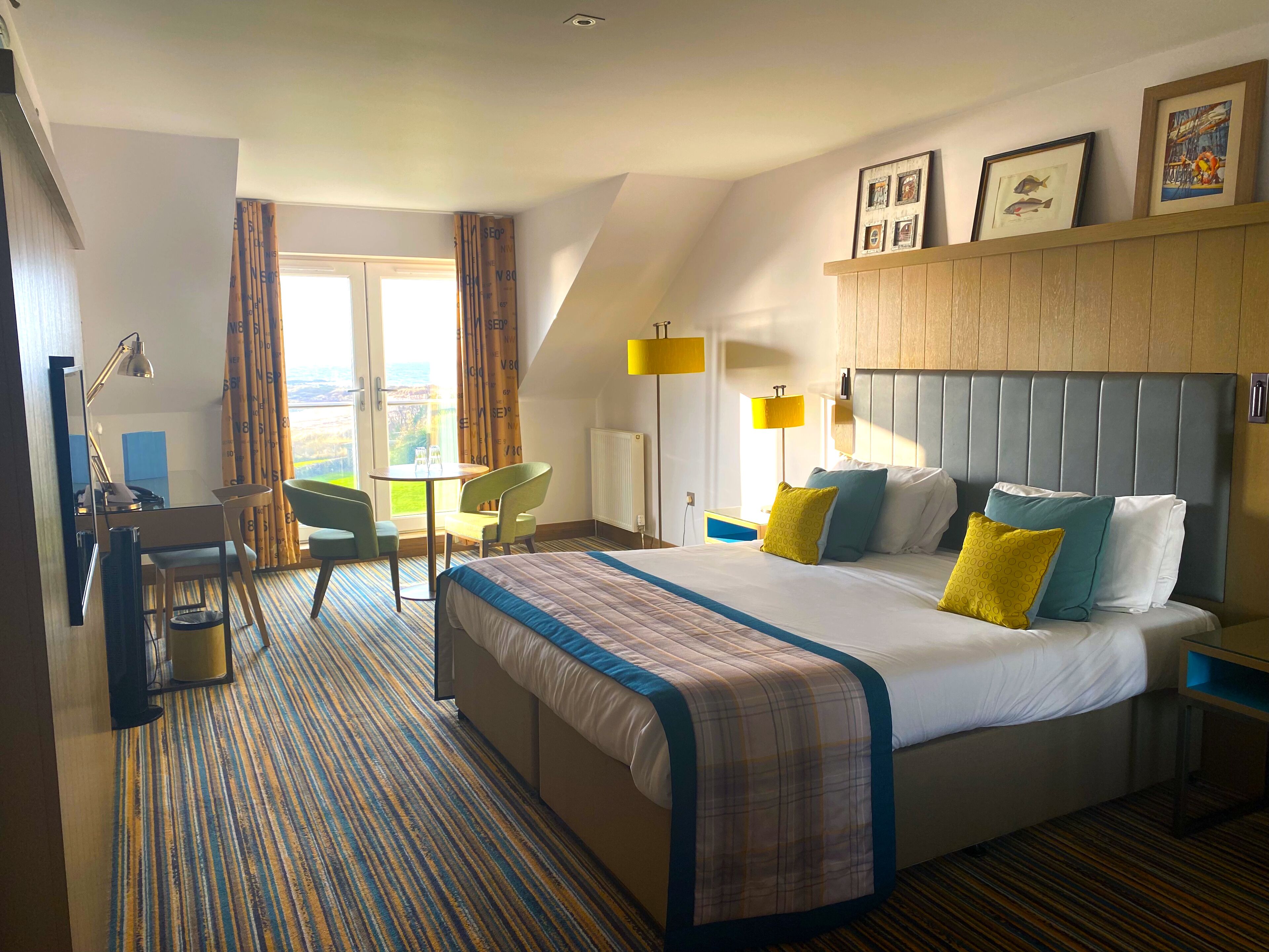 Escritorio y espacio para trabajar con laptop 