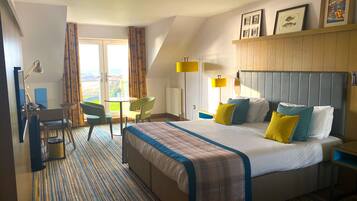 Een bureau, een laptopwerkplek, een strijkplank/strijkijzer, gratis wifi