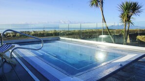 Outdoor spa tub - The Waterside Hotel (West Kilbride)