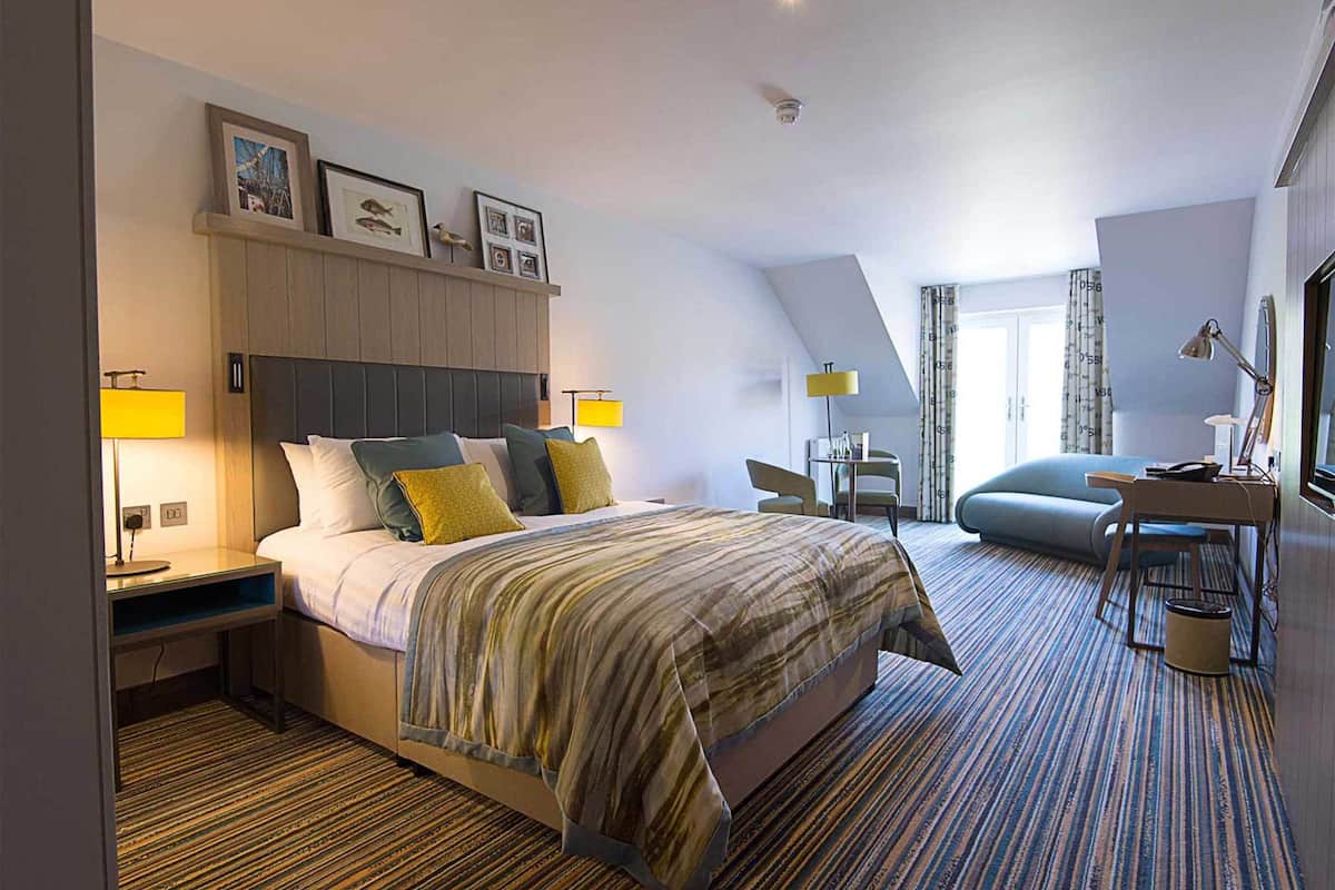 desk, laptop workspace, iron/ironing board, free wifi