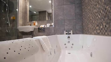 Haartrockner, HandtĂŒcher, Seife, Shampoo