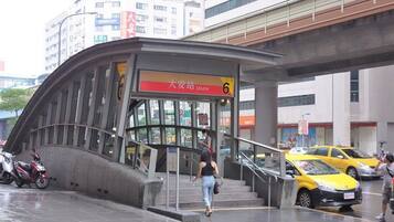 A bus stop with a sign indicating route 6.