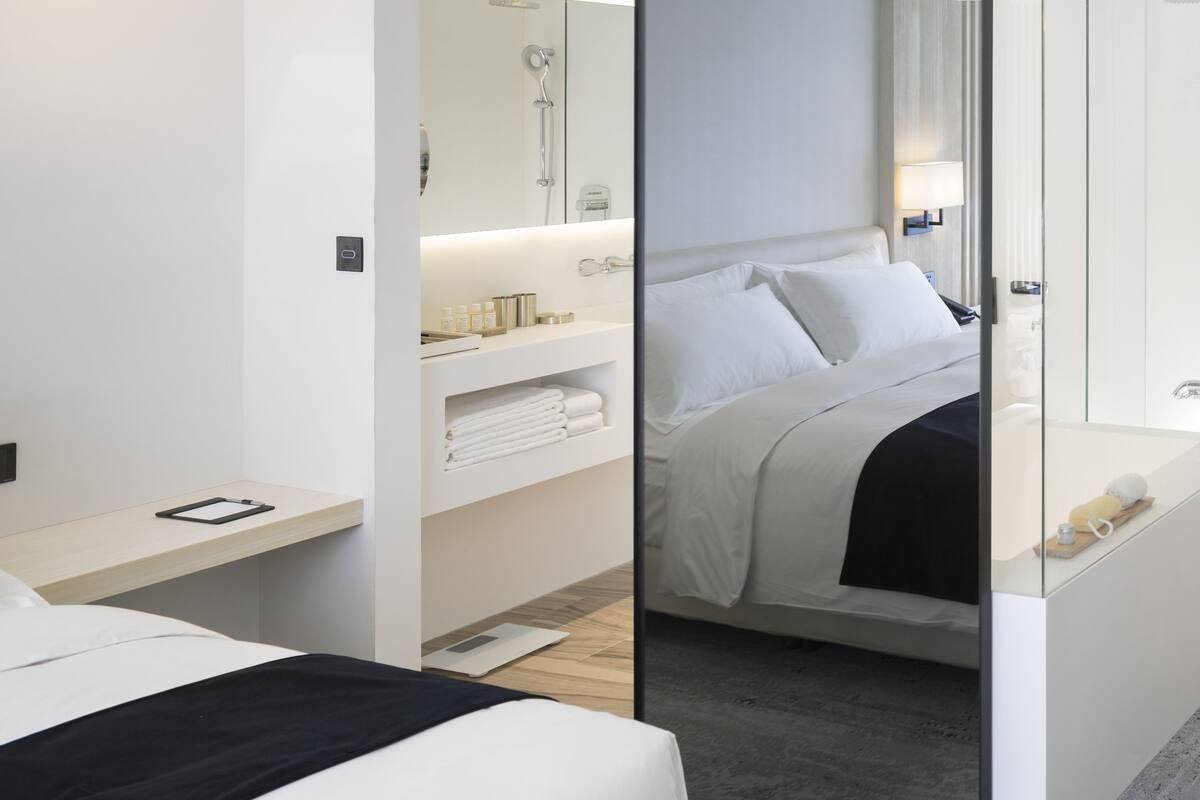 Kamar Double | Seprai premium, selimut bulu angsa, busa memori, dan minibar gratis