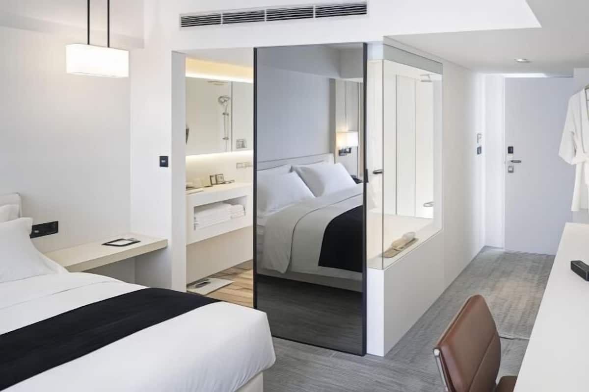 Seprai premium, selimut bulu angsa, busa memori, dan minibar gratis
